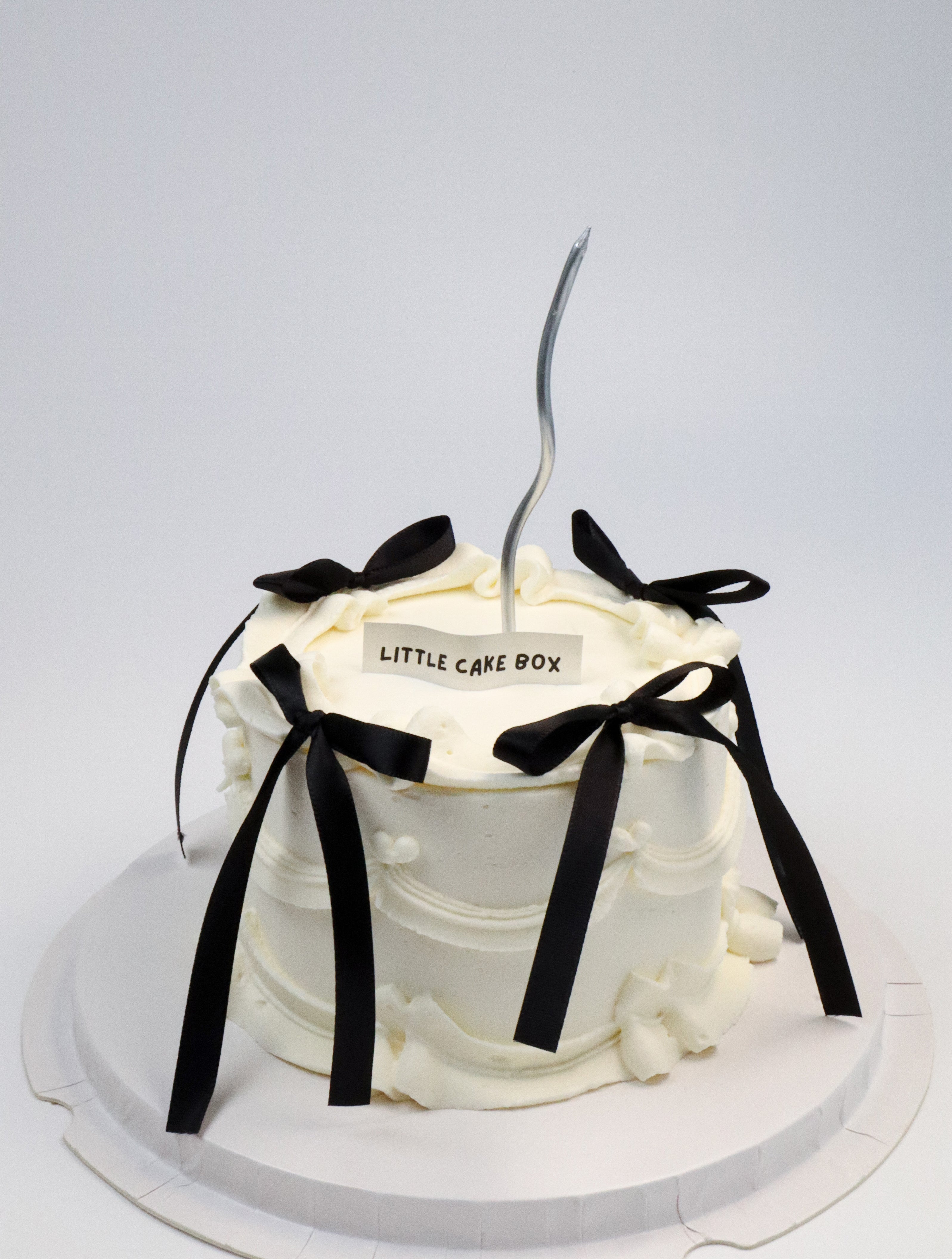 Black/White Vintage Ribbon Bow Cake