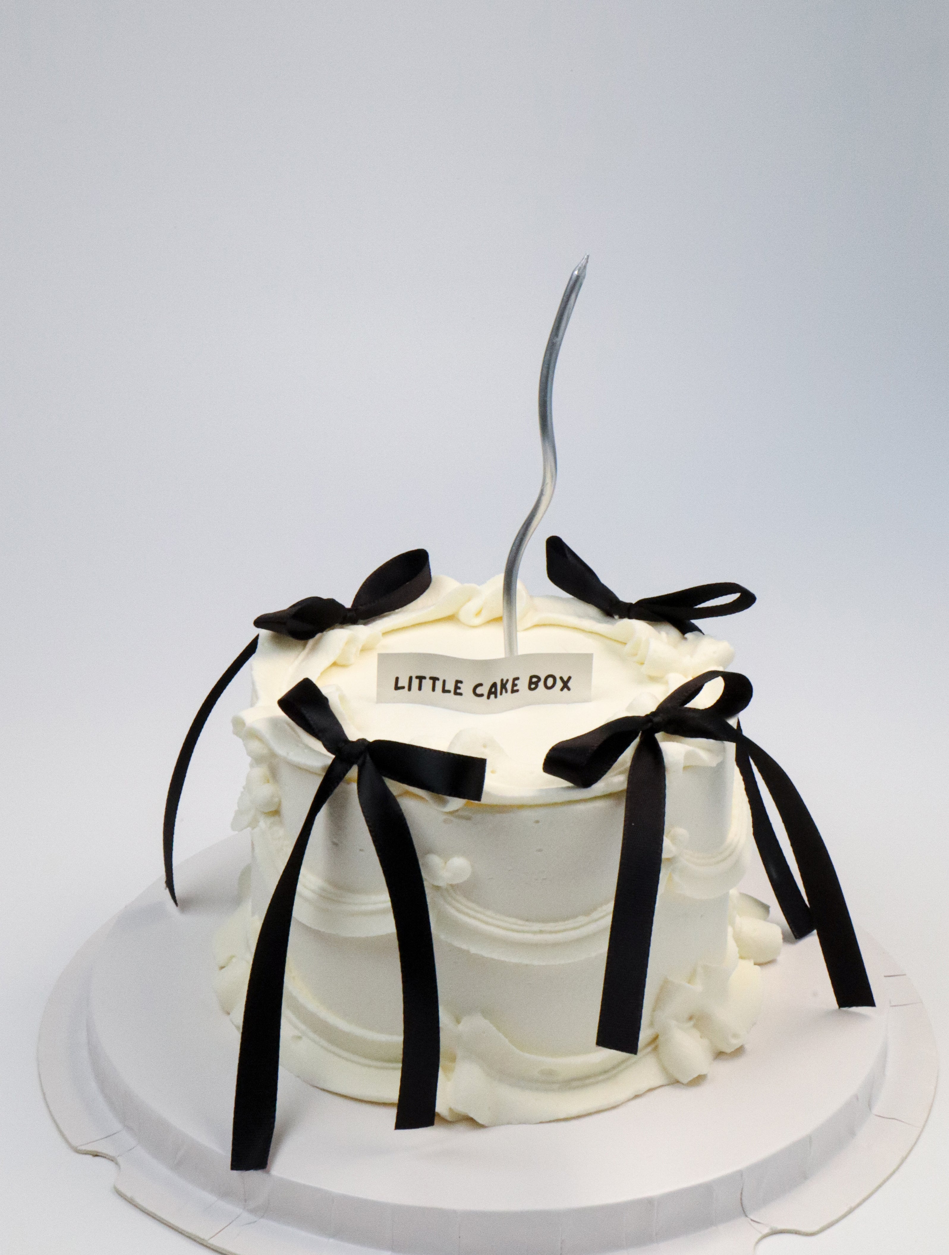 Black/White Vintage Ribbon Bow Cake