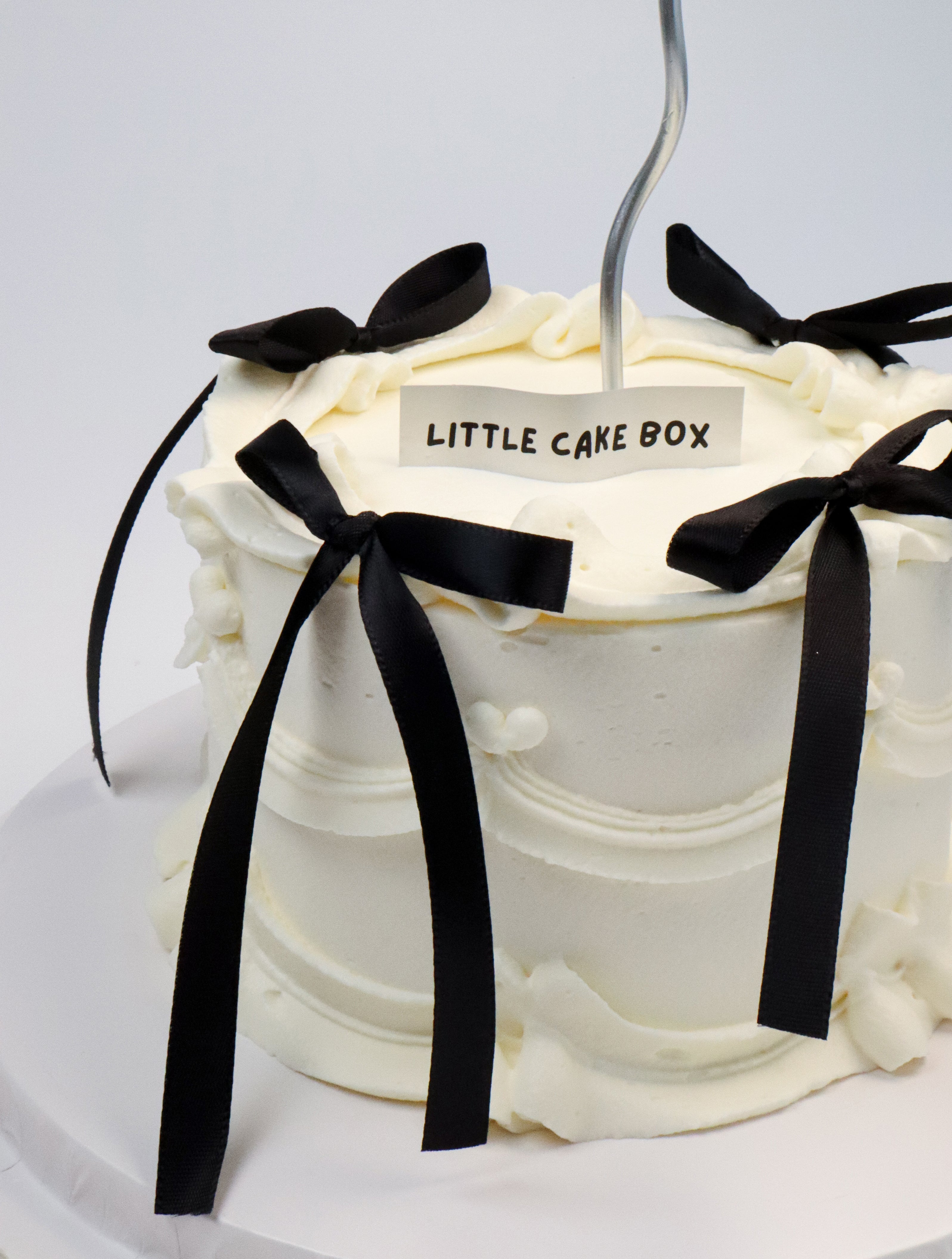 Black/White Vintage Ribbon Bow Cake